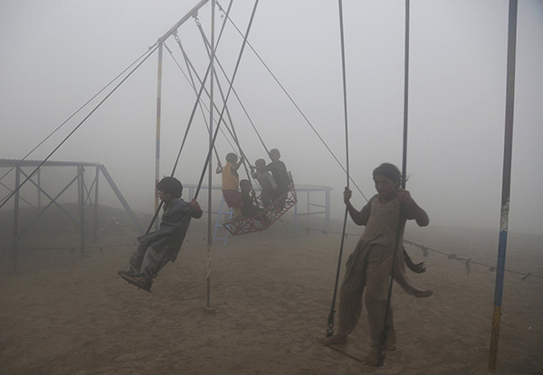 Children-Playing-in-Smog